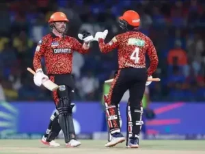 Sunrisers Hyderabad (SRH) has a slight edge in the probability of winning against Delhi Capitals (DC)